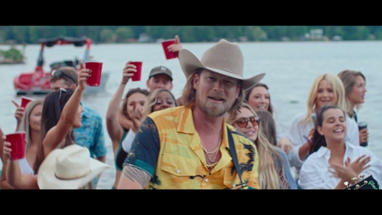 Brian Kelley – Sunburnt, Barefoot & In Love (Official Music Video)